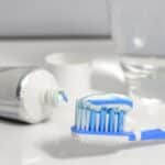 como a pasta de dentes limpa a boca