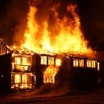 janelas de vidro quebram durante incendio
