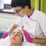 Esteticista trabalhando