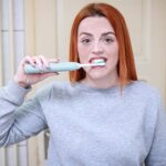 quantas vezes devemos escovar os dentes por dia