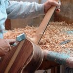 Luthier trabalhando