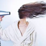 Usando secador de cabelo