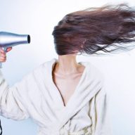 Usando secador de cabelo
