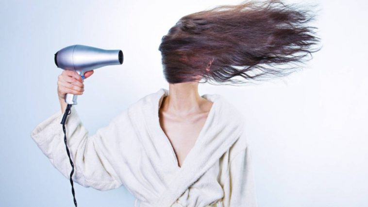 Usando secador de cabelo