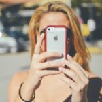 Garota com iPhone