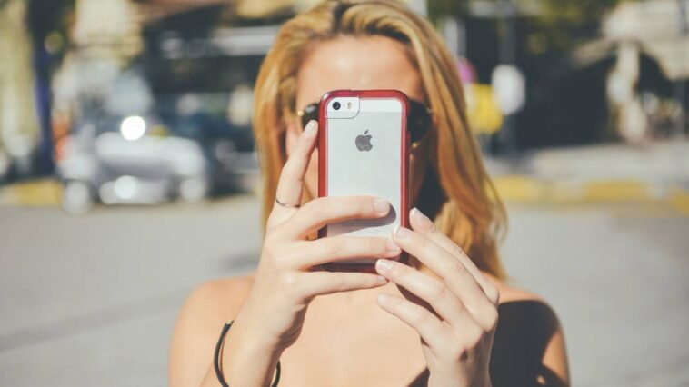 Garota com iPhone