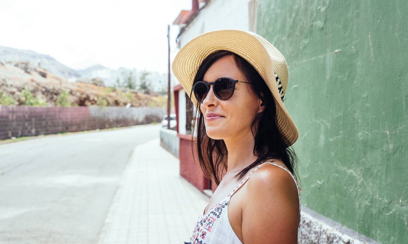 Mulher usando óculos de sol