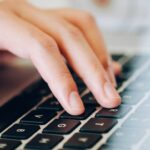 Pessoa usando teclado