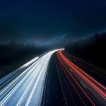 o que aconteceria se uma pessoa viajasse na velocidade da luz