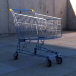 por que e dificil empurrar um carrinho de supermercado em linha reta