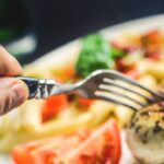os talheres podem afetar o sabor dos alimentos