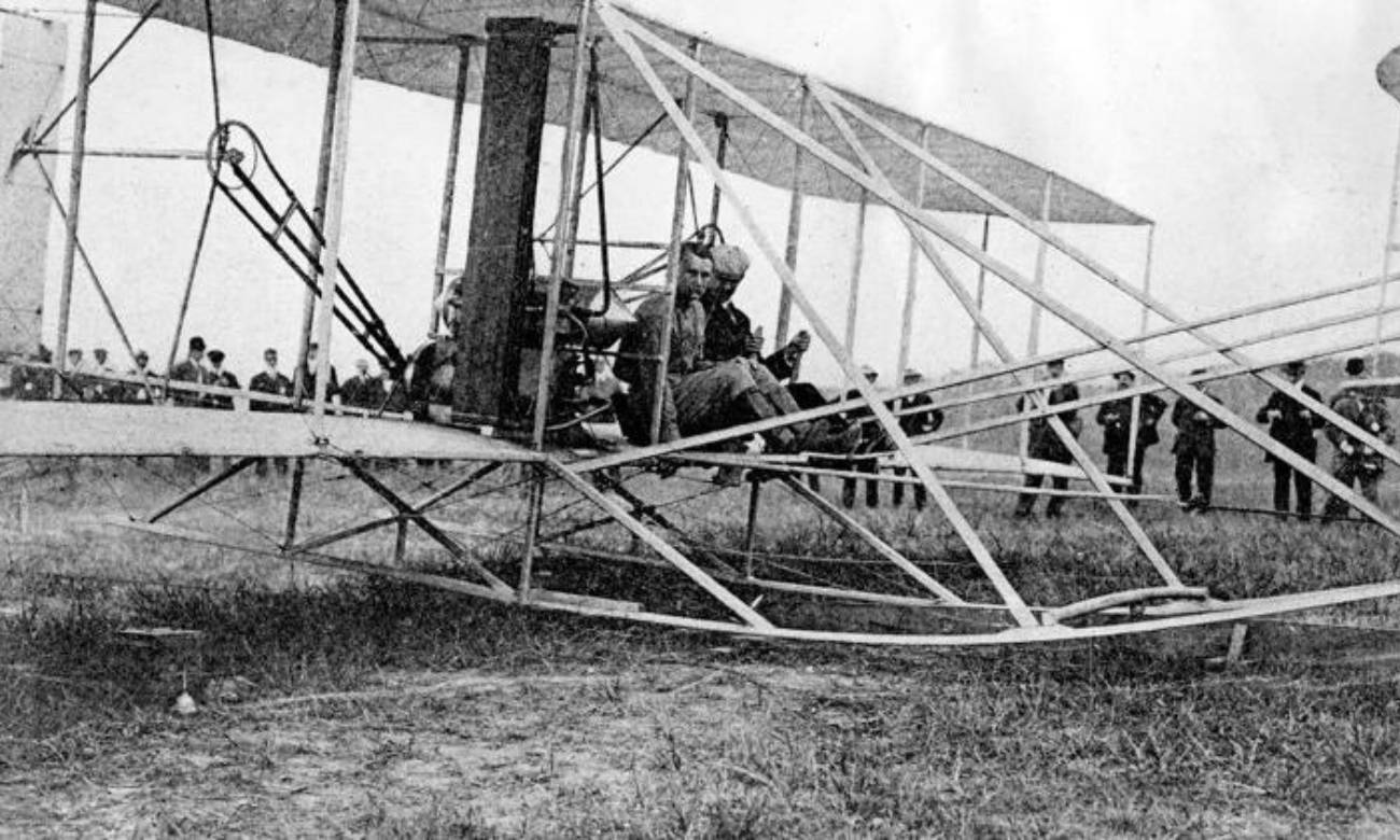 Какой 1 самолет. Братья Райт 1908. Первый в мире самолет братьев Райт. Самый первый самолет братья Райт. Уилбур и Орвилл Райт построили первый самолет в 1903 году (США)..