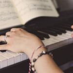 por que as teclas do piano sao brancas e pretas