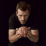 Dr House segurando cérebro
