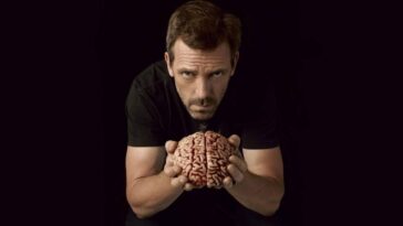 Dr House segurando cérebro