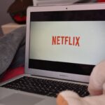 Notebook com tela mostrando logo da Netflix