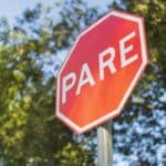 por que o vermelho e tao usado em sinais de alerta e perigo