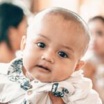 por que os bebes piscam menos que os adultos