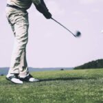 Homem jogando golfe