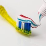 Pasta de dentes na escova