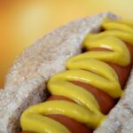 Cachorro-quente com mostarda amarela