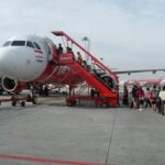 por que os passageiros embarcam nos avioes pela esquerda 2