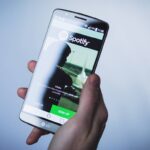 como o spotify ganha dinheiro
