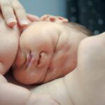 Bebê recém-nascido reconhece a mãe