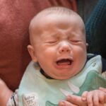 por que alguns bebes choram durante viagens de aviao
