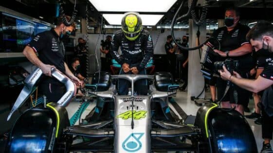 por que o lewis hamilton usa o numero 44 na formula 1