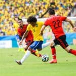 Camisa da seleção sem patrocínios.