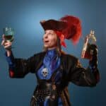 Pirata bebendo rum.