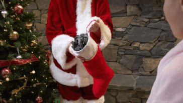 Por que Papai Noel dá carvão para crianças más?