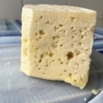 A Verdade sobre os "Furinhos" nos Queijos: Contaminação ou Característica Natural?