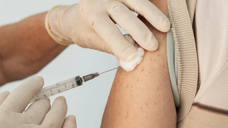 Alternar bracos nas vacinacoes melhora a resposta do organismo aponta estudo