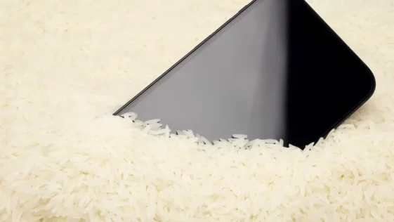 Colocar o celular para secar no arroz pode piorar os danos no aparelho segundo a Apple