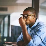 Estresse faz adultos jovens parecerem e se sentirem mais velhos do que sao