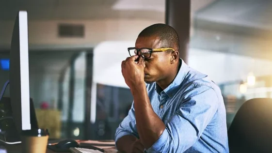 Estresse faz adultos jovens parecerem e se sentirem mais velhos do que sao