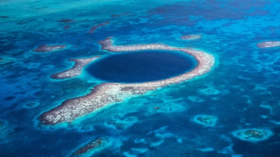 Grande Buraco Azul de Belize conheca o misterioso abismo aquatico que pode ser visto do espaco
