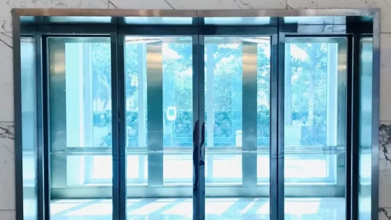 Maior elevador do mundo pode carregar ate 235 pessoas conheca