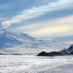 O que impede mais de 100 vulcoes na Antartica de entrarem em erupcao