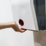 Secadores de maos de banheiros sopram particulas de coco