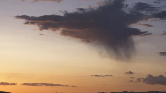 Virga o fenomeno da que desaparece antes de tocar o solo